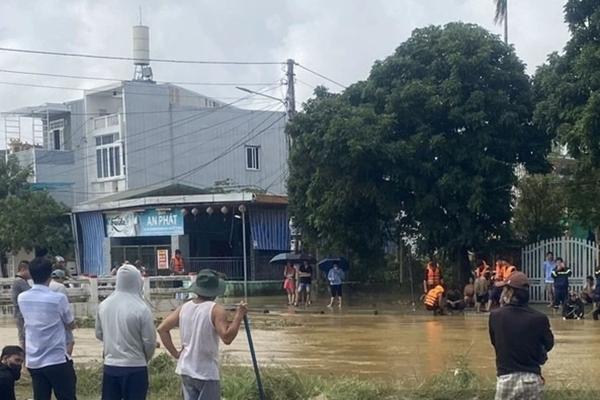 Tìm thấy thi thể cháu bé bị nước lũ cuốn trôi ở Bình Định-1