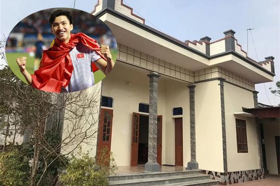 Thu nhập thuộc hàng top làng bóng Việt, vung tay 'dát hàng hiệu' cho vợ, nhưng bố mẹ Văn Hậu vẫn ở trong căn nhà cấp 4, lý do gây bất ngờ