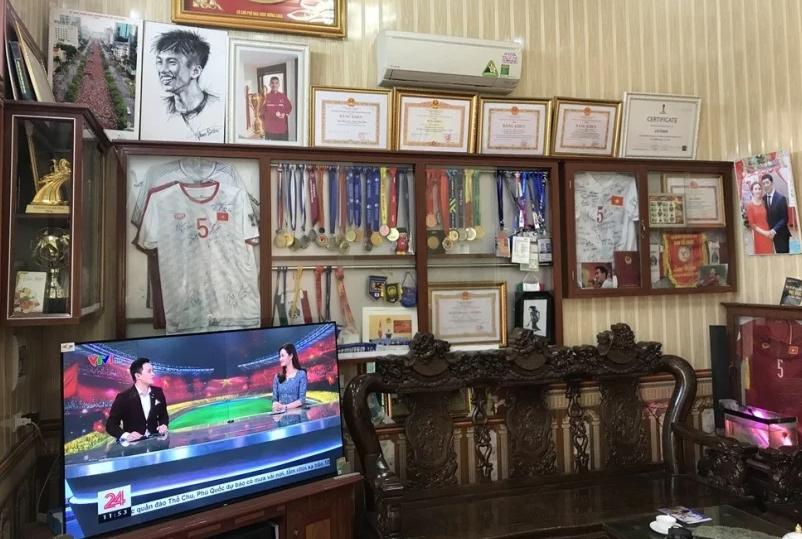 Thu nhập thuộc hàng top làng bóng Việt, vung tay dát hàng hiệu cho vợ, nhưng bố mẹ Văn Hậu vẫn ở trong căn nhà cấp 4, lý do gây bất ngờ-6