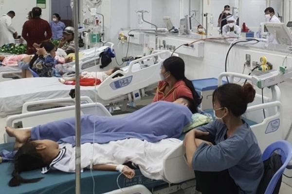 87 học sinh tiểu học nhập viện sau bữa trưa, nghi bị ngộ độc thực phẩm-1