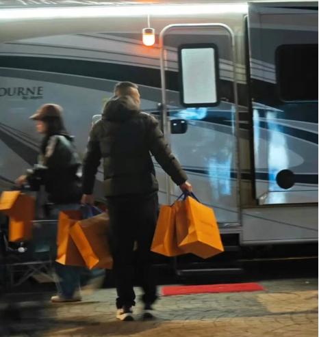 Tiệc đóng máy Câu Chuyện Hoa Hồng, Lưu Diệc Phi làm điều này vừa khoe khéo giàu sang lại vừa được khen tinh tế-3