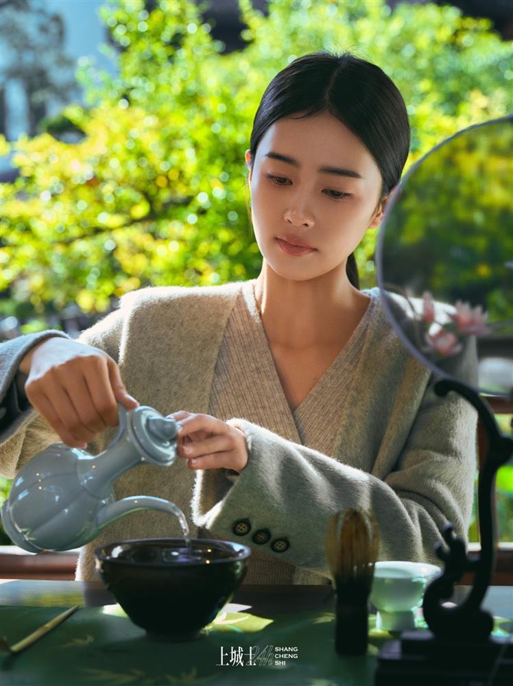 Bạch Lộc nhợt nhạt trên bìa tạp chí, tạo hình đậm chất Trung Hoa nhưng lỡ đắc tội với makeup-5