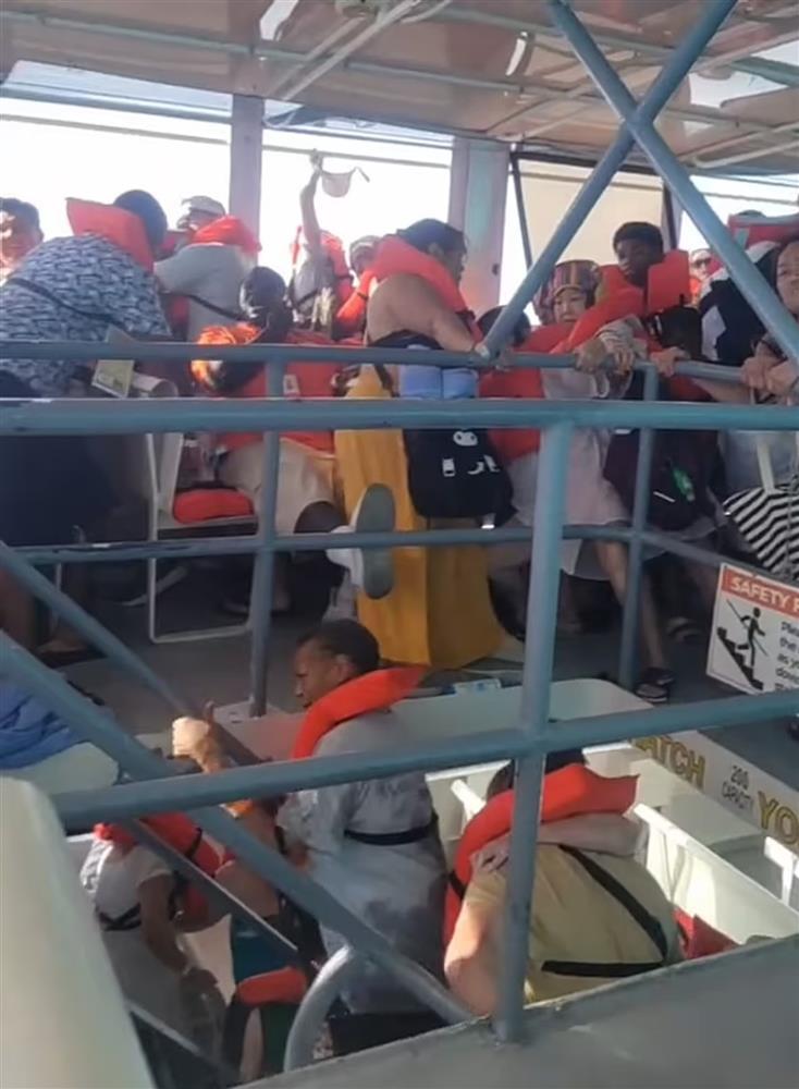 Chìm tàu du lịch 2 tầng, hơn 100 du khách hoảng loạn nhảy xuống biển thoát thân-1