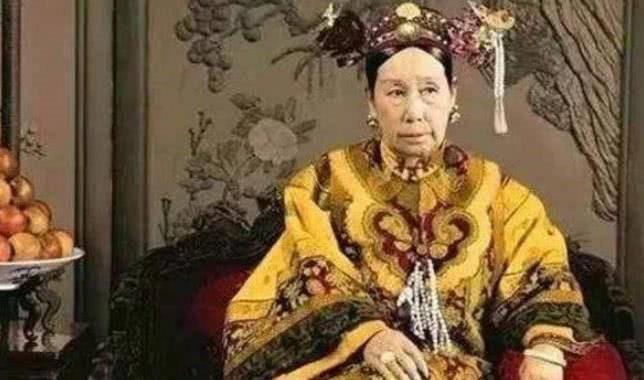 Lộ diện cháu gái đời thứ 5 của Từ Hi Thái hậu, dân tình vừa nhìn vừa thốt lên: Quá giống nhau-1