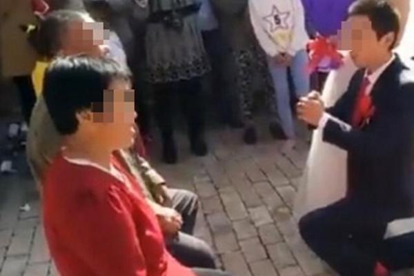 Đi đám cưới bạn học cũ, vợ bầu ngã quỵ khi chứng kiến hành động của chồng với người phụ nữ-2