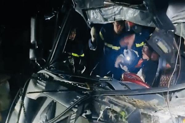 Cứu nam thanh niên bị nước cuốn trôi trên sông ở TPHCM-3