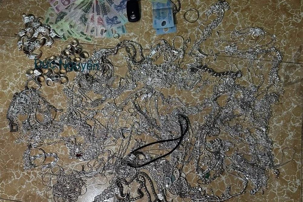 Bắt tạm giam thanh niên trộm 13kg bạc ở cửa hàng vàng-2