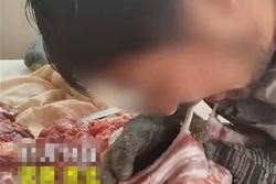 Dùng răng để lọc xương, cửa hàng thịt lợn gây tranh cãi trên mạng xã hội