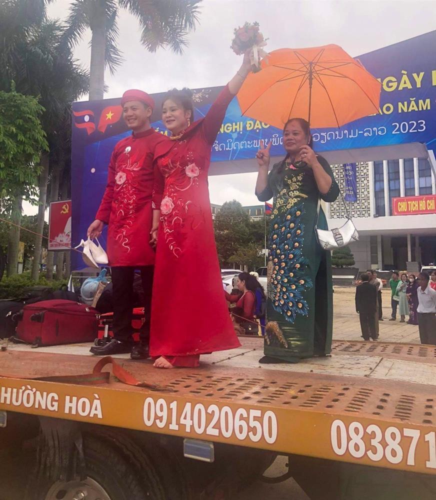 Đám cưới ấn tượng trong mùa lũ, nhà trai rước dâu bằng xe cứu hộ-1