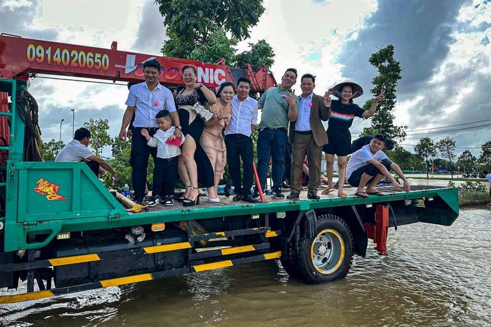 Đám cưới ấn tượng trong mùa lũ, nhà trai rước dâu bằng xe cứu hộ-2