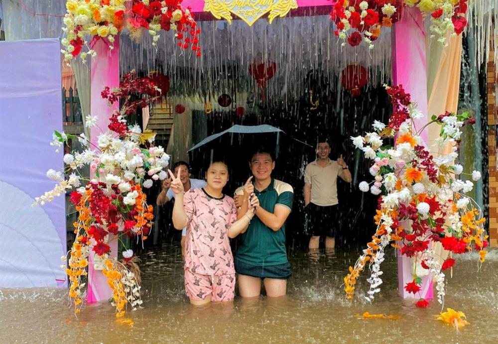 Đám cưới ấn tượng trong mùa lũ, nhà trai rước dâu bằng xe cứu hộ-3