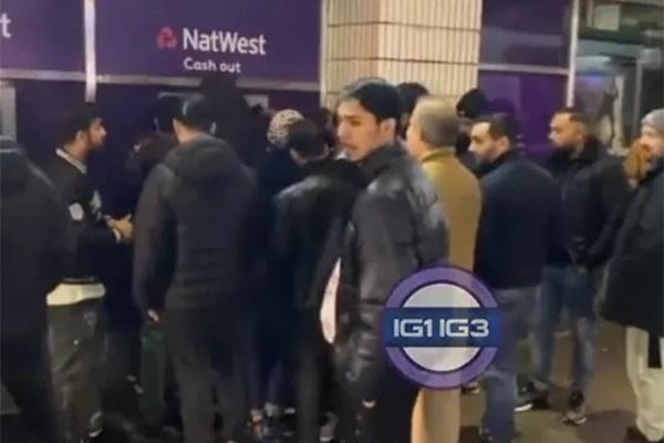 Thiếu tiền, người đàn ông đánh lừa máy ATM và cái kết bi hài-2