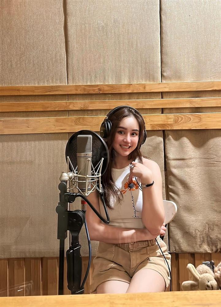 Vy Oanh sau ồn ào: Bình yên bên gia đình, nhan sắc đời thường gây chú ý-11