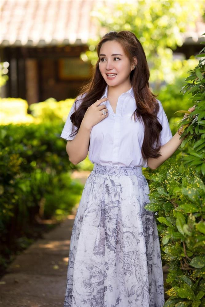 Vy Oanh sau ồn ào: Bình yên bên gia đình, nhan sắc đời thường gây chú ý-13