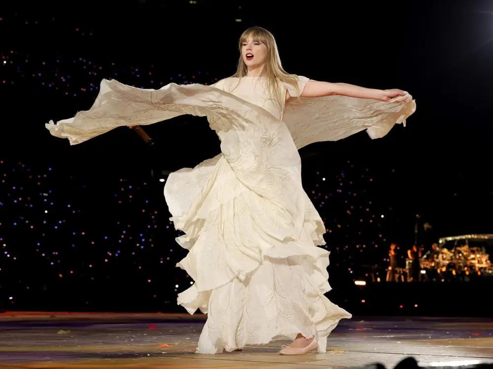 Ngắm nhìn những bộ trang phục gây sốt của Taylor Swift trong The Eras Tour-11
