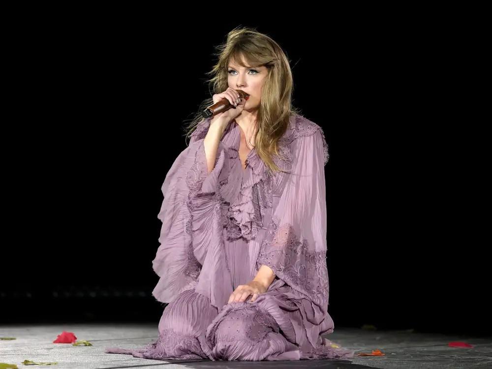 Ngắm nhìn những bộ trang phục gây sốt của Taylor Swift trong The Eras Tour-12