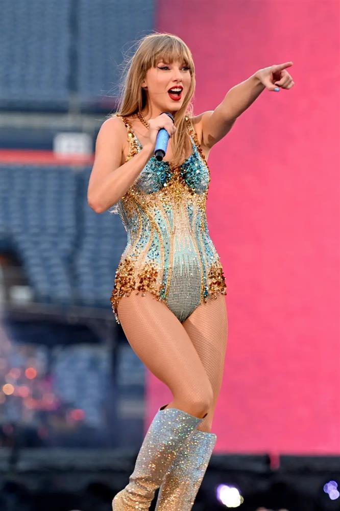 Ngắm nhìn những bộ trang phục gây sốt của Taylor Swift trong The Eras Tour-16