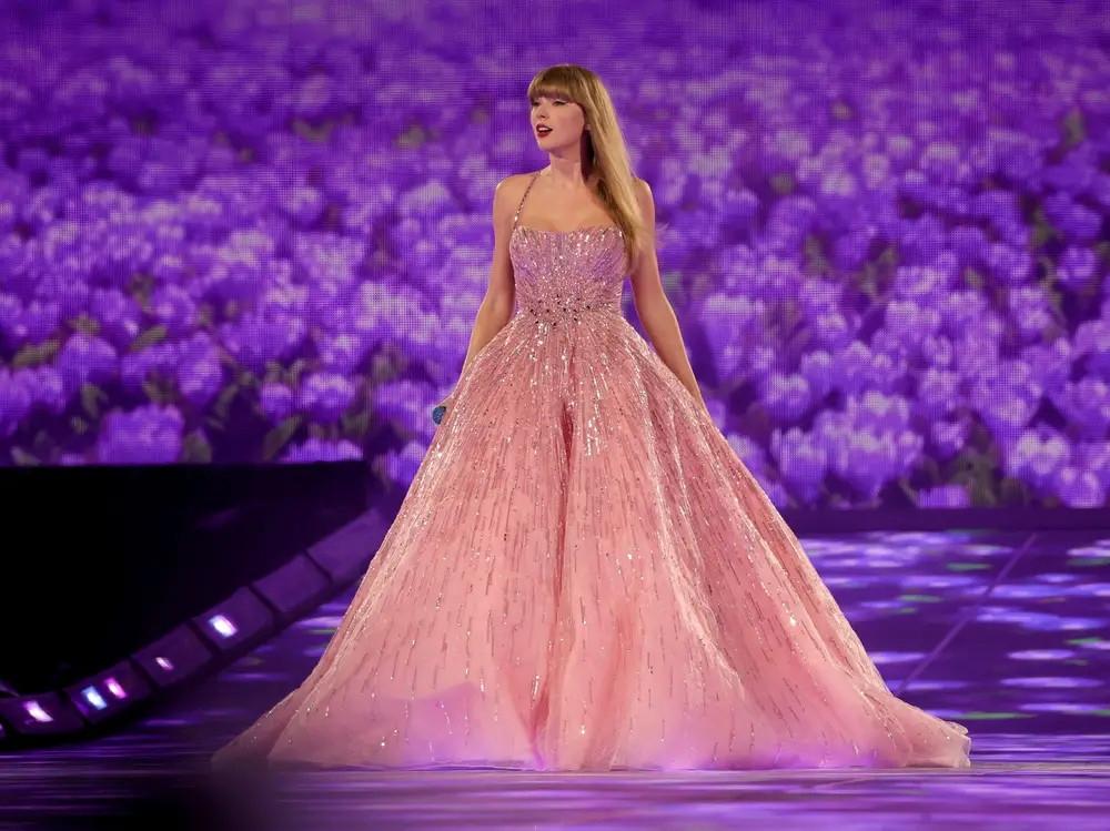 Ngắm nhìn những bộ trang phục gây sốt của Taylor Swift trong The Eras Tour-23