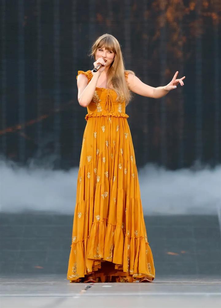 Ngắm nhìn những bộ trang phục gây sốt của Taylor Swift trong The Eras Tour-26