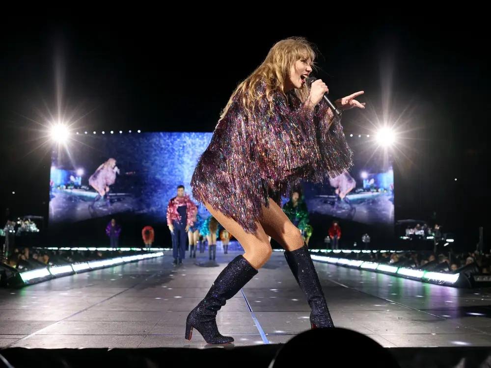 Ngắm nhìn những bộ trang phục gây sốt của Taylor Swift trong The Eras Tour-27