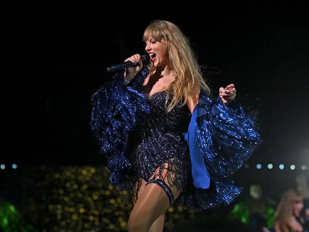 Ngắm nhìn những bộ trang phục gây sốt của Taylor Swift trong The Eras Tour-28