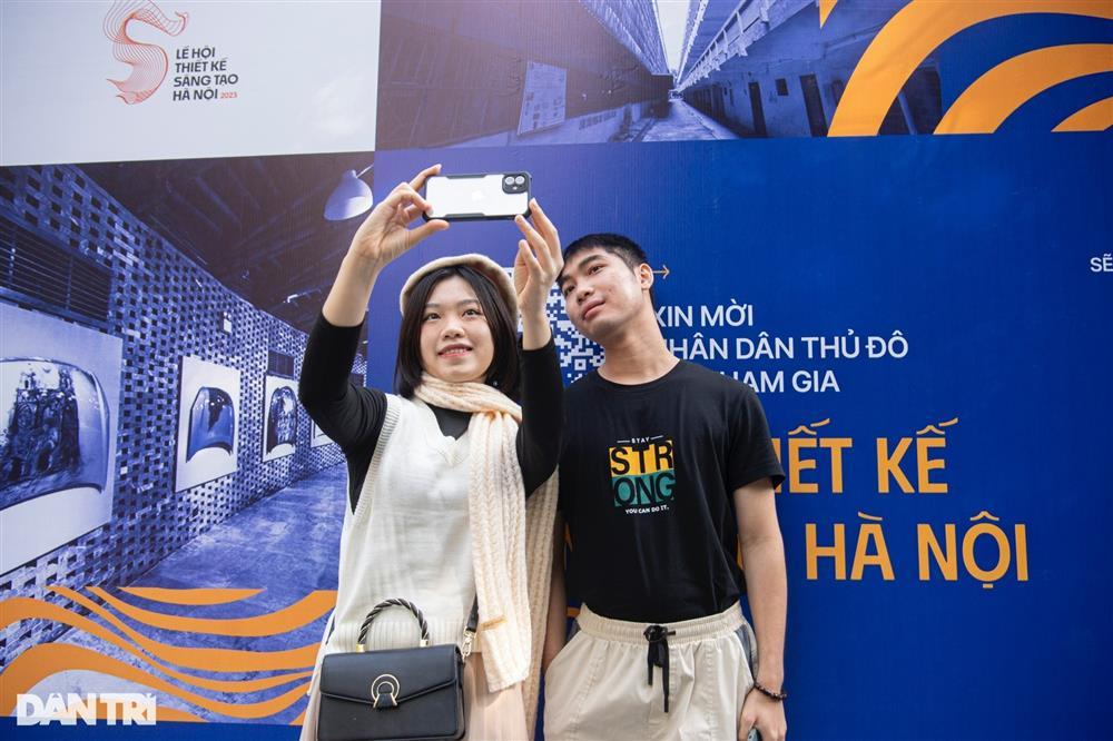 Người trẻ háo hức, người già chờ 80 năm mới được vào xem tháp nước Hàng Đậu-4