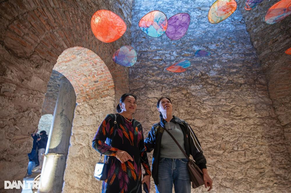 Người trẻ háo hức, người già chờ 80 năm mới được vào xem tháp nước Hàng Đậu-7