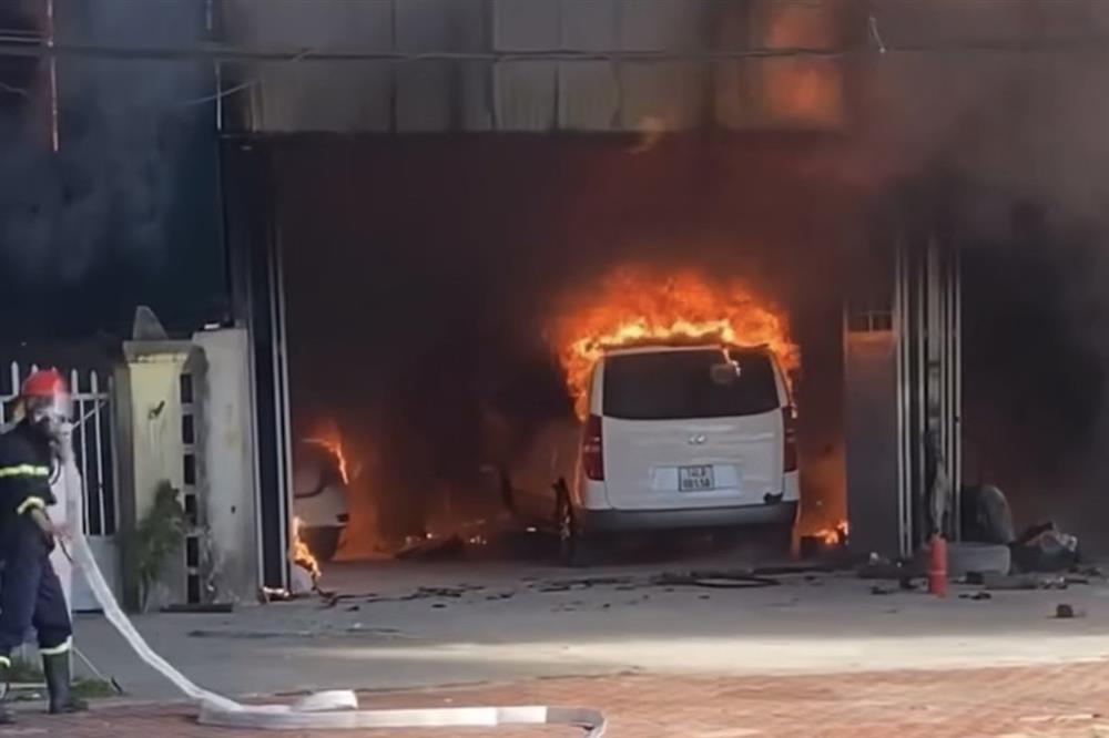 Cháy cửa hàng sửa xe ở Quảng Ninh, nhiều ô tô bị thiêu rụi-1