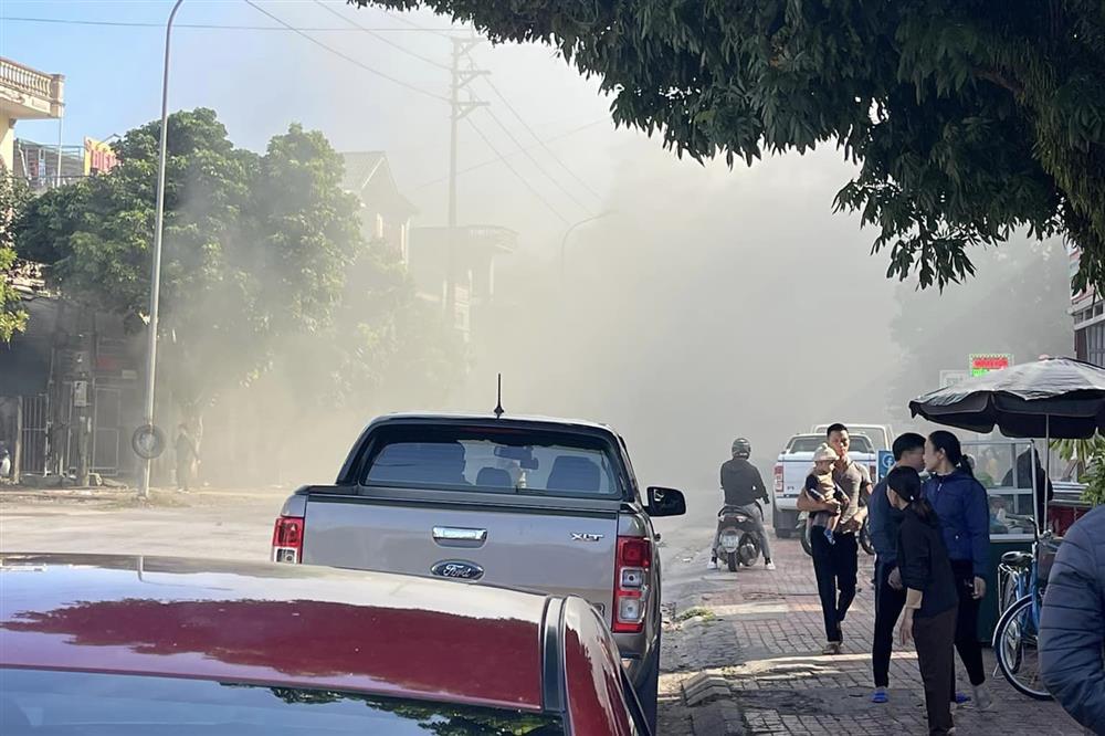 Cháy cửa hàng sửa xe ở Quảng Ninh, nhiều ô tô bị thiêu rụi-2