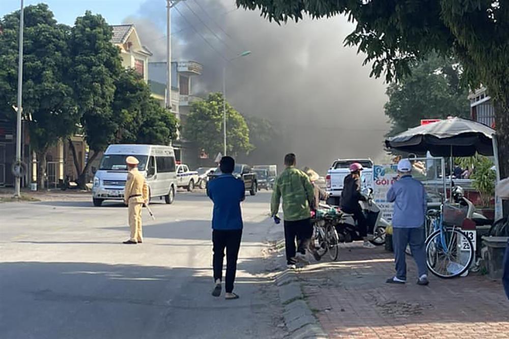 Cháy cửa hàng sửa xe ở Quảng Ninh, nhiều ô tô bị thiêu rụi-3