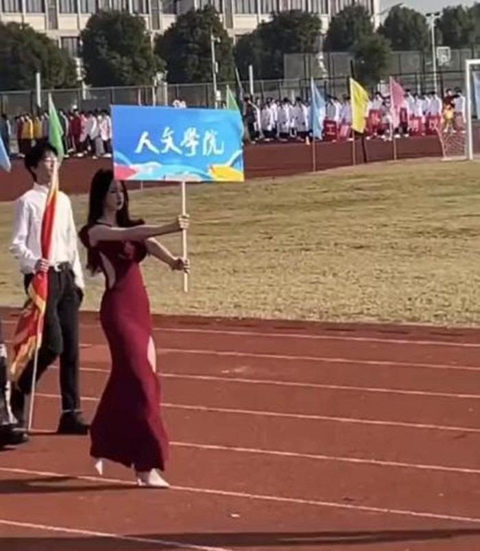 Mặc váy đỏ cầm biển hiệu, nữ sinh gây xôn xao với ngoại hình xinh đẹp-1