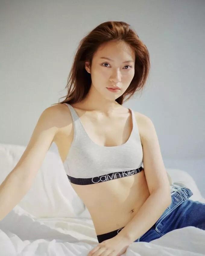 Cãi lời mẹ, MC Đường Lên Đỉnh Olympia hiếm hoi mặc áo tắm tôn mình hạc xương mai-4