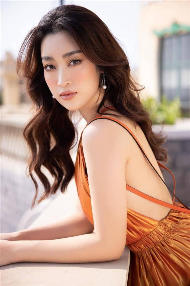 Đỗ Mỹ Linh nhanh chóng lấy lại vóc dáng sau sinh nhưng vẫn phải ‘lên đồ’ che nhược điểm như bao mẹ bỉm-1