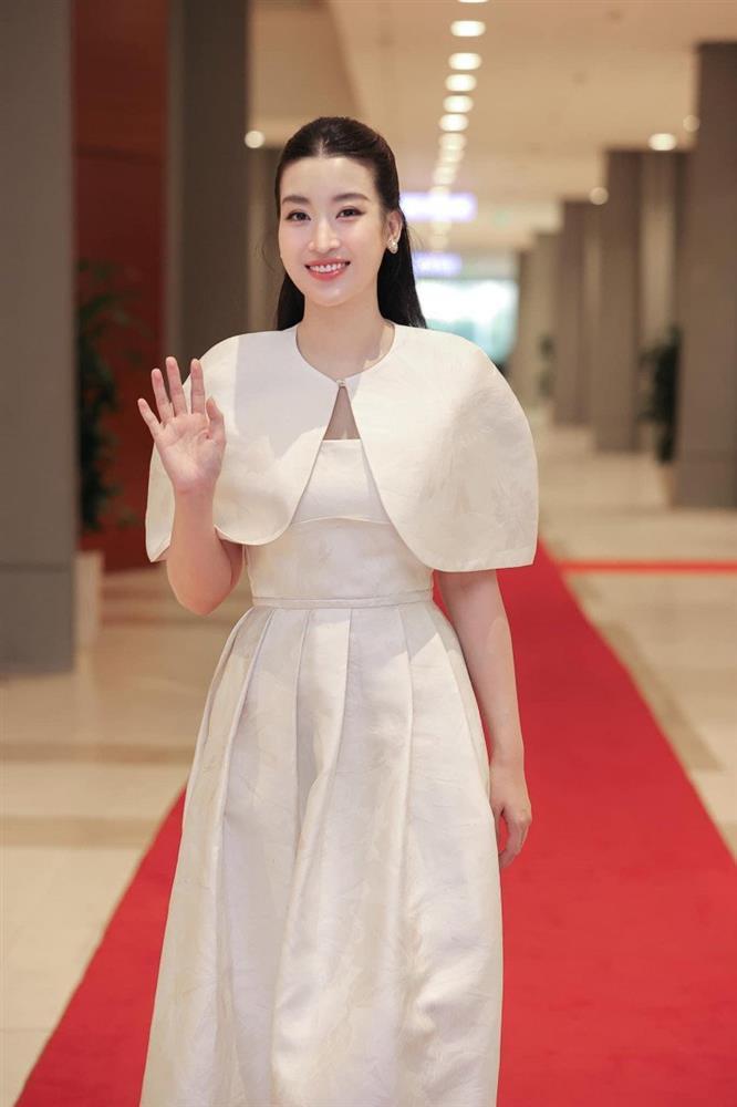 Đỗ Mỹ Linh nhanh chóng lấy lại vóc dáng sau sinh nhưng vẫn phải ‘lên đồ’ che nhược điểm như bao mẹ bỉm-9