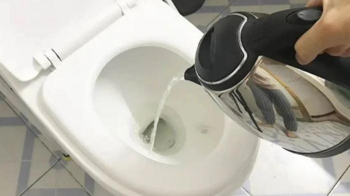 Vì sao khi nhận phòng khách sạn nên đun nước sôi rồi đổ vào toilet?-1