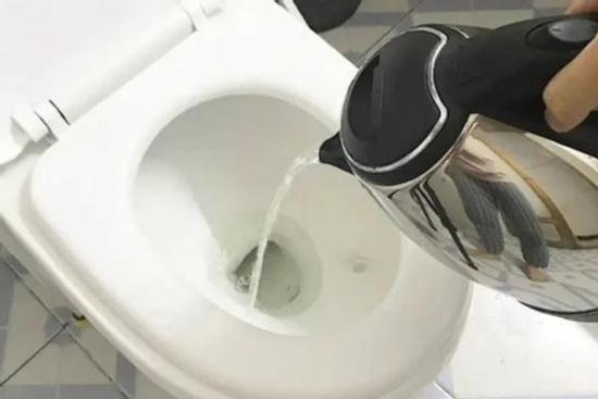 Vì sao khi nhận phòng khách sạn nên đun nước sôi rồi đổ vào toilet?