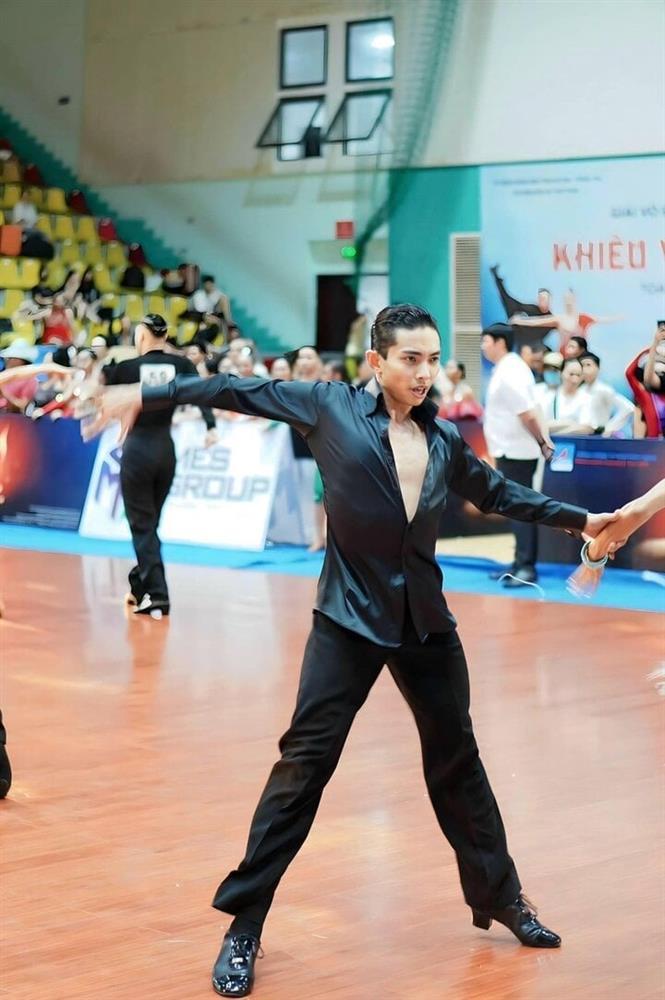 Bị chê nhảy không bằng vũ công nghiệp dư, Phan Hiển nói gì?-1