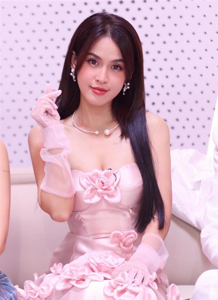 Chị đẹp Tú Vi trẻ như gái 20, viên mãn bên diễn viên Văn Anh-6