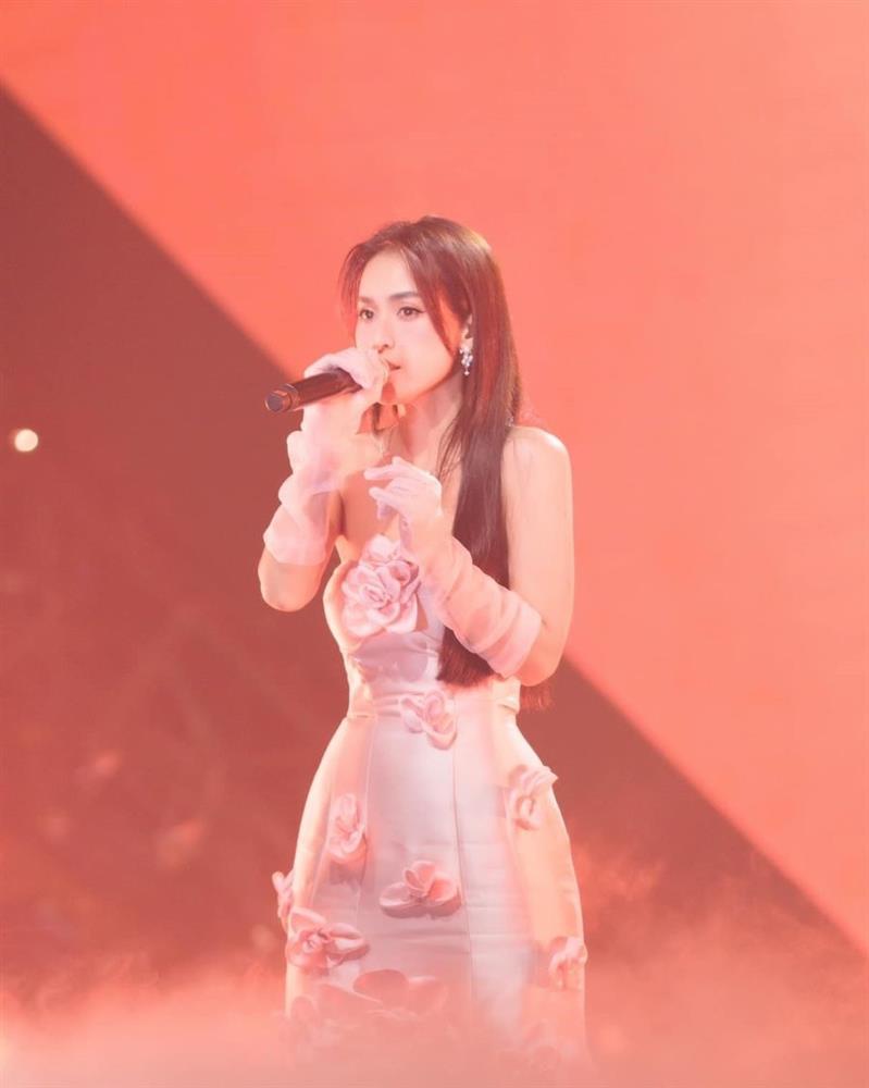 Chị đẹp Tú Vi trẻ như gái 20, viên mãn bên diễn viên Văn Anh-7