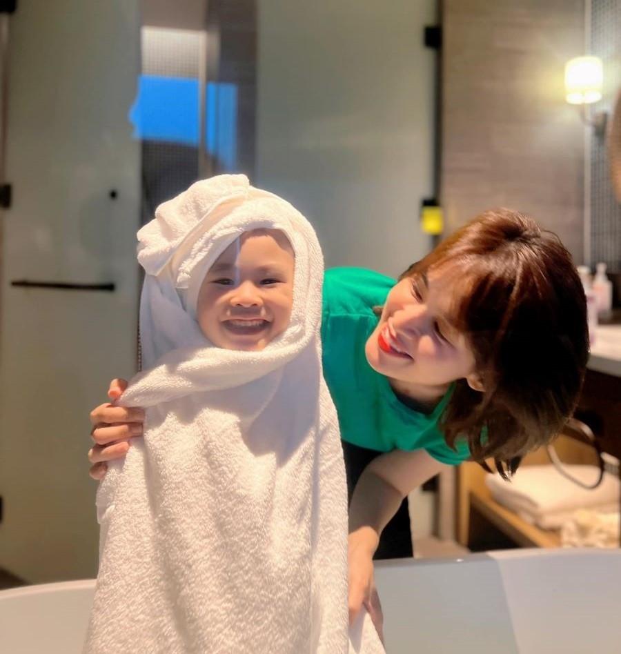 Chị đẹp Tú Vi trẻ như gái 20, viên mãn bên diễn viên Văn Anh-9