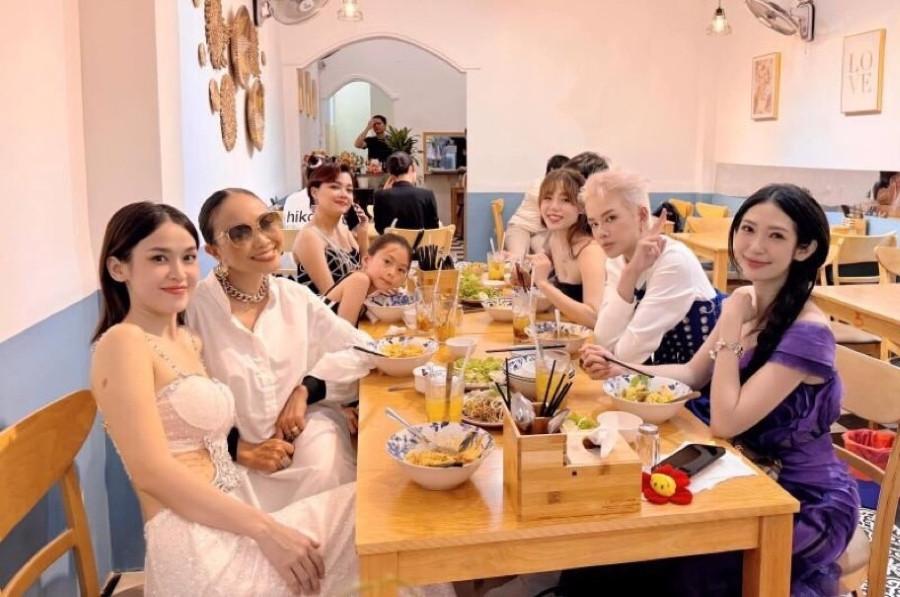 Chị đẹp Tú Vi trẻ như gái 20, viên mãn bên diễn viên Văn Anh-12