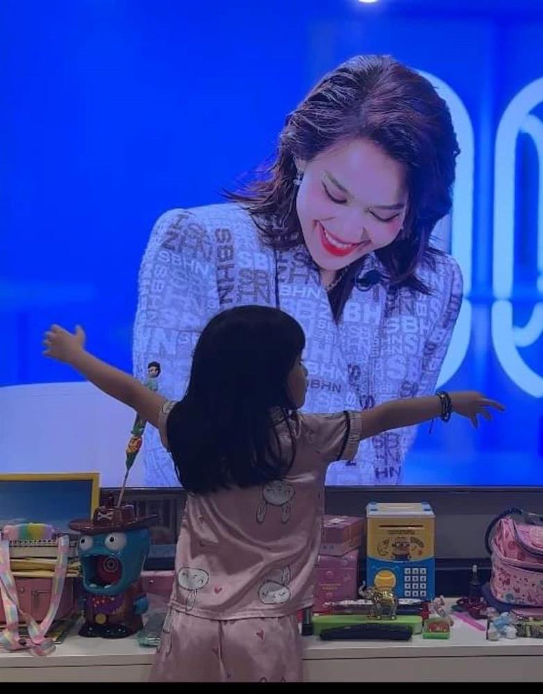 Chị đẹp Tú Vi trẻ như gái 20, viên mãn bên diễn viên Văn Anh-13