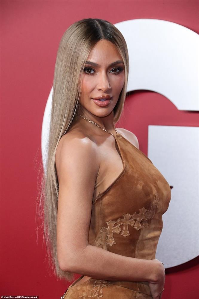 Kim Kardashian lấy lại vẻ nữ tính sau danh hiệu Người đàn ông của năm-1