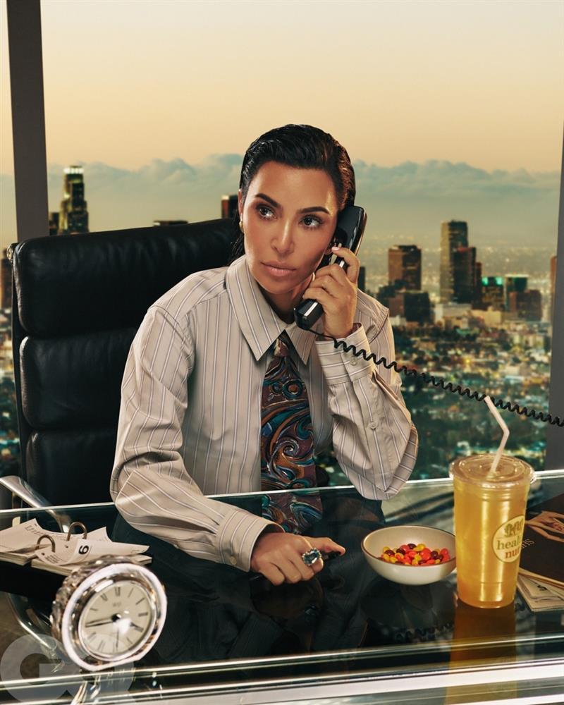 Kim Kardashian lấy lại vẻ nữ tính sau danh hiệu Người đàn ông của năm-6