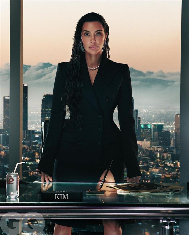 Kim Kardashian lấy lại vẻ nữ tính sau danh hiệu Người đàn ông của năm-7