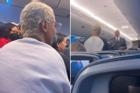 Nữ hành khách bị tiếp viên trưởng doạ tống cổ vì 'tội' hát trên máy bay