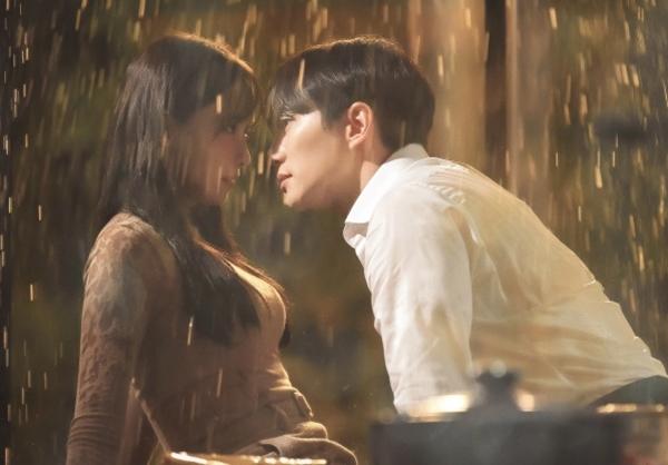 Nữ hoàng cảnh nóng yêu trai trẻ kém 10 tuổi vẫn chưa hot bằng cặp đôi Hoàng tử - Lọ Lem-1