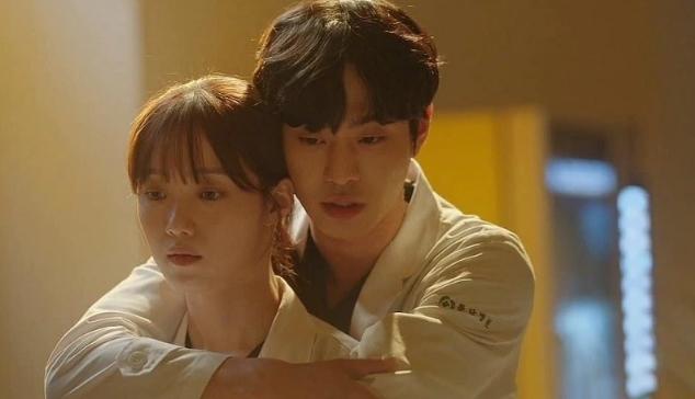 Nữ hoàng cảnh nóng yêu trai trẻ kém 10 tuổi vẫn chưa hot bằng cặp đôi Hoàng tử - Lọ Lem-5