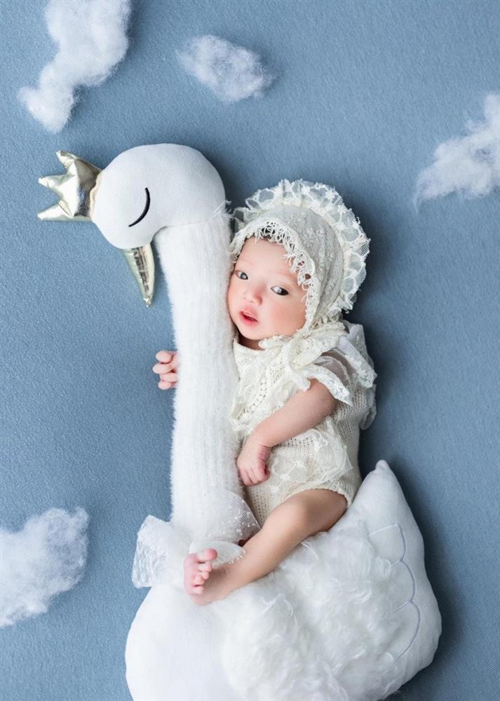 Mới 2 tháng tuổi, con gái út nhà Khánh Thi đã thay đổi rõ đường nét gương mặt-2