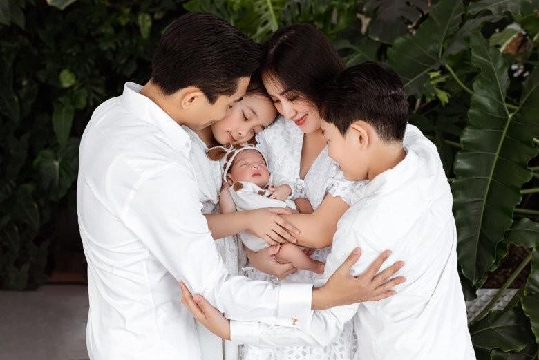 Mới 2 tháng tuổi, con gái út nhà Khánh Thi đã thay đổi rõ đường nét gương mặt-6